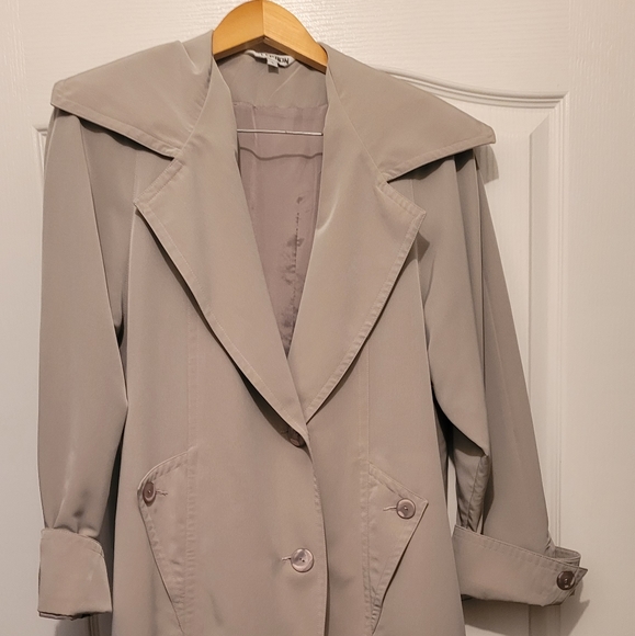 Coat - Picture 1 of 4